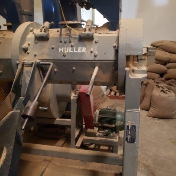 Coffee huller machine processing specialty coffee beans