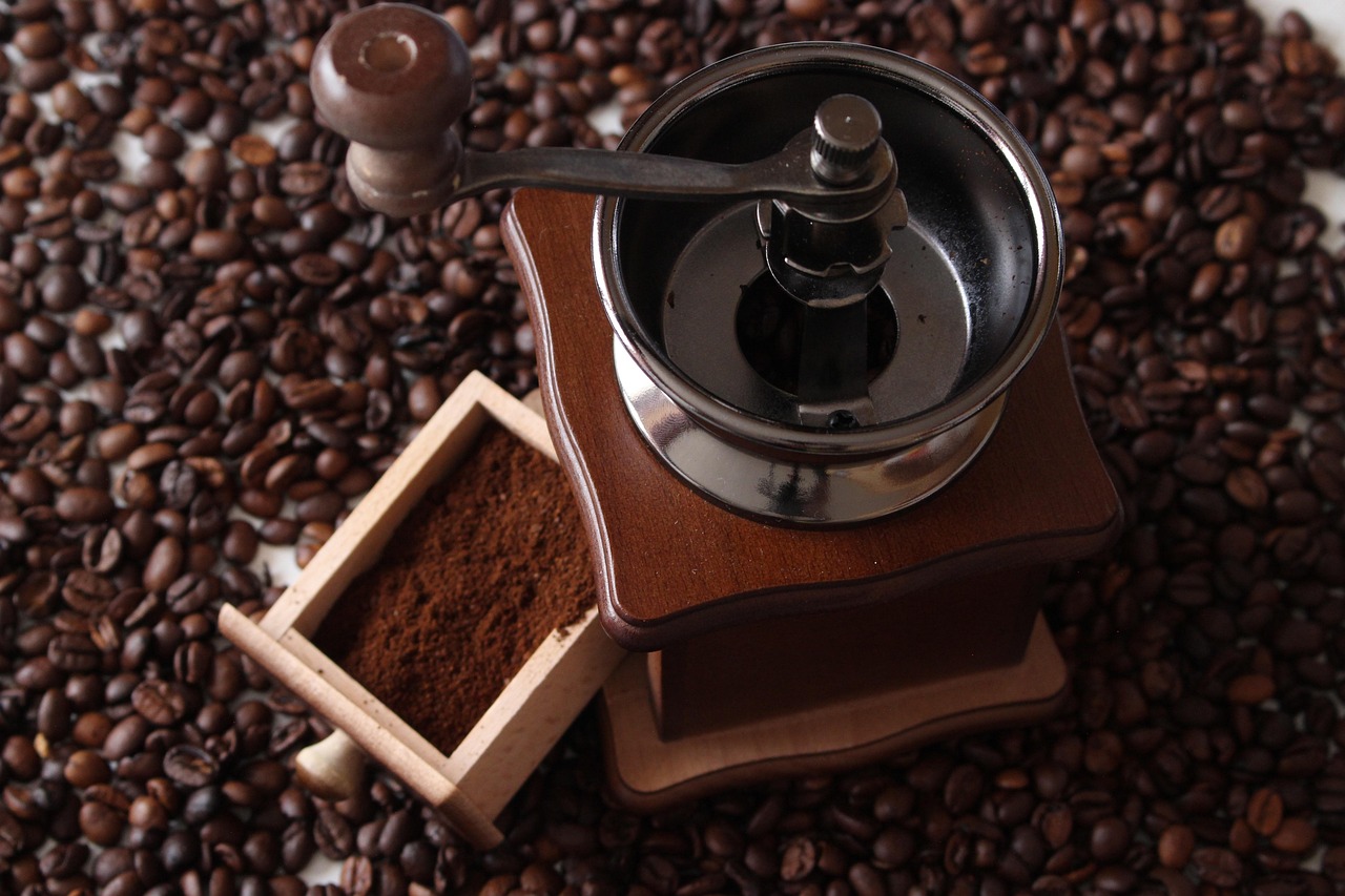 It uses a burr mechanism to grind coffee beans, which results in a more consistent grind size compared to blade grinders. 